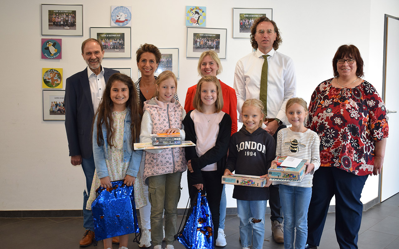 Die Gewinner des Wettbewerbs mit Vertretern der teilnehmenden Schulen und Volksbank Hamm. (Foto: Volksbank Hamm)