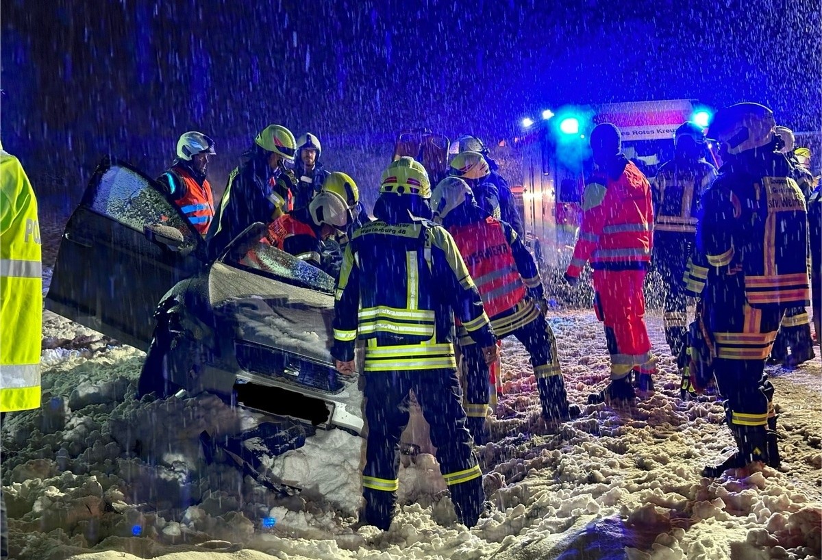 Gefahrguttransporter schiebt bei Gemnden Pkw von der Strae - Fahrerin eingeklemmt