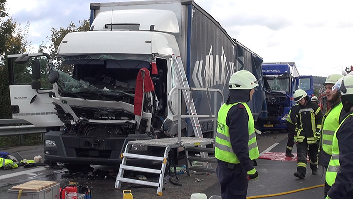 Schwerer Verkehrsunfall mit drei LKW auf der A 3 bei Dernbach/Westerwald