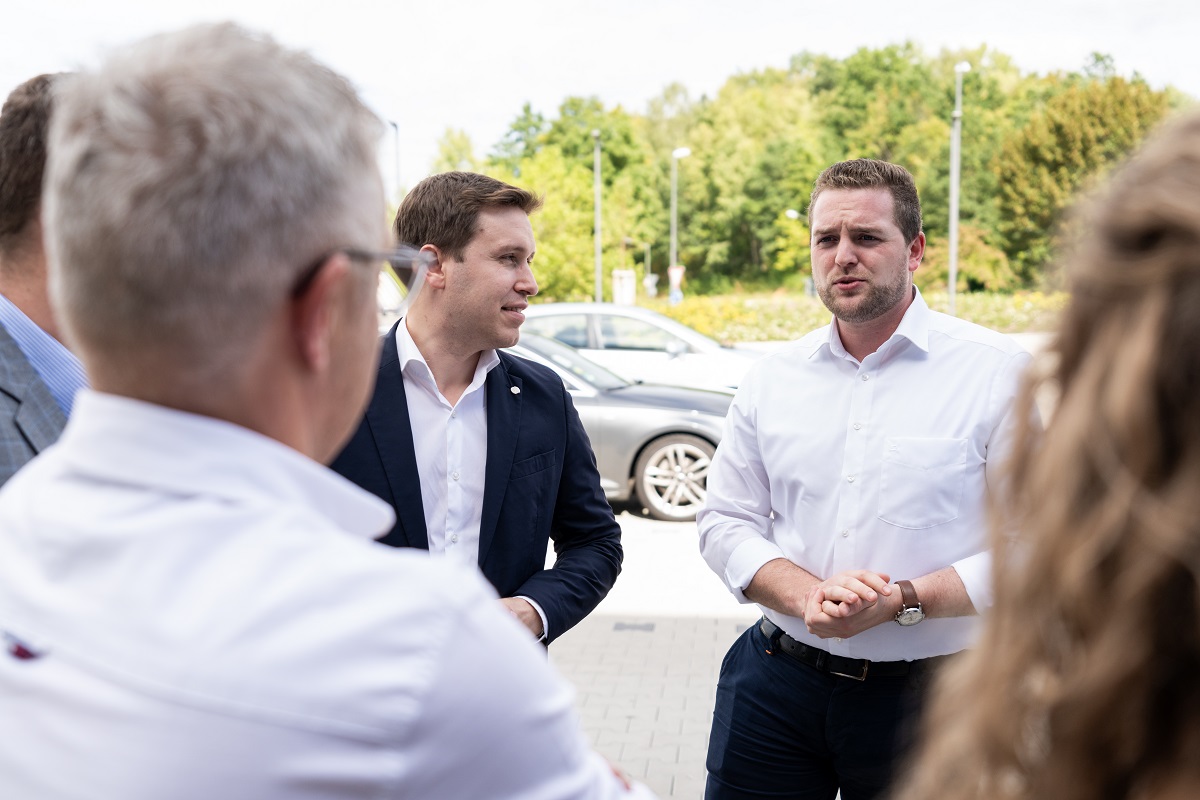 Der Bundestagsabgeordnete Martin Diedenhofen (SPD) und der Mittelstandsbeauftragte der SPD-Bundestagsfraktion, Esra Limbacher, zu Besuch beim Sportgeschft Wllersport. (Foto: Martin Schmitz)