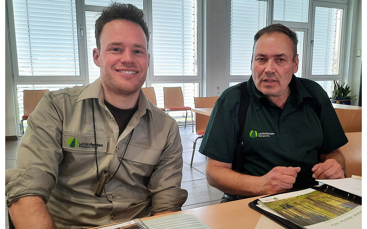 Jan Robin Teuber (links) und Wolfgang Herrig werden in Obersteinebach bei einer Wanderung ber Auswirkungen des Klimawandels auf den Wald informieren. (Foto: Rolf Schmidt-Markoski)
