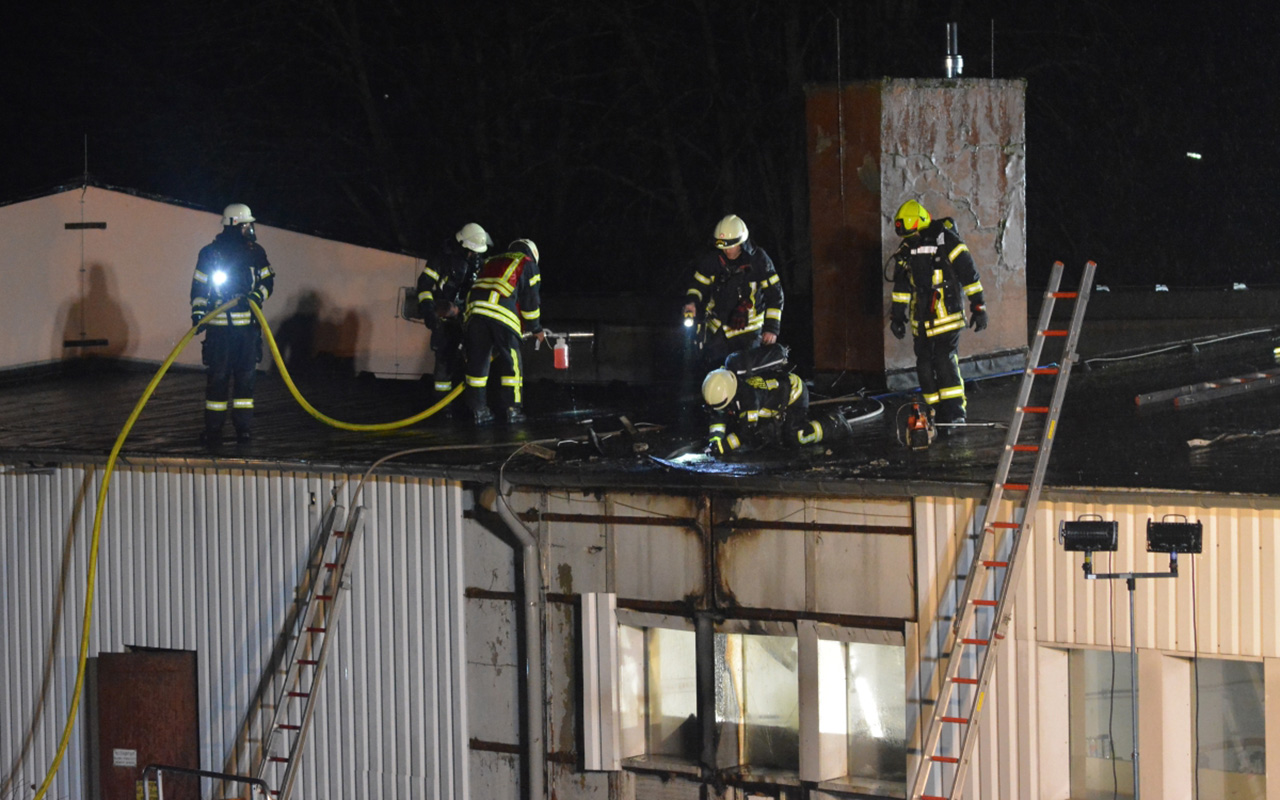 Auch Schaummittel wurde im Kampf gegen Glutnester eingesetzt. (Fotos: tt)