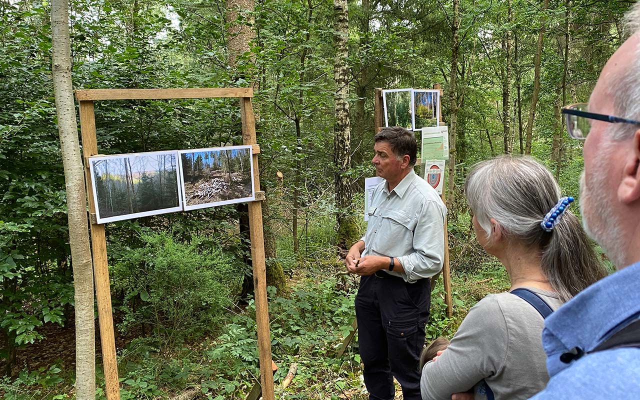 Frster Andreas Schfer (Bildmitte) hatte Bilder von Waldarealen vor und nach Sturmschden, Kferbefall oder Absterben aus verschiedenen Aufnahmejahren dabei. (Foto: Evangelischer Kirchenkreis)