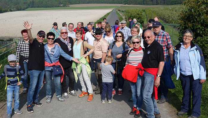 50 Familienmitglieder des Funken-Korps Schwere Artillerie Rut-Wiess aus Linz bei der traditionellen Wanderung am 1. Mai rund um den Laacher See. Foto: Roland Thees