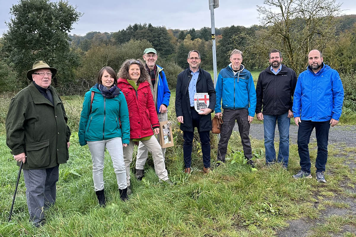 Teilnehmer bei der Einweihung des Qu2 (v.l.) Rainer Gtschow-Buczynska (Westerwaldverein), Jennifer Kothe (VG Wirges), Annette Marciniak-Mielke (Ortsbrgermeisterin Helferskirchen), Bernhard Grg (Westerwaldverein), Oliver Gtsch (Brgermeister der VG Selters), Thomas Petmecky (Erster Beigeordneter Ortsgemeinde Quirnbach), Andres Hver (Ortsbrgermeister Ewighausen), Andre Philippi (Ortsbrgermeister Maxsain). Foto: Nienke Strder (VG Selters) 