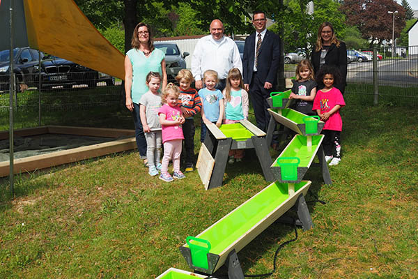 Kita-Leiterin Jessica Kantz und Jrg Freisberg vom Frderverein bedankten sich gemeinsam mit den Kindern bei Thomas Kremer und Alena Fink von der Sparkasse (v. links). Foto: Stadt Bendorf