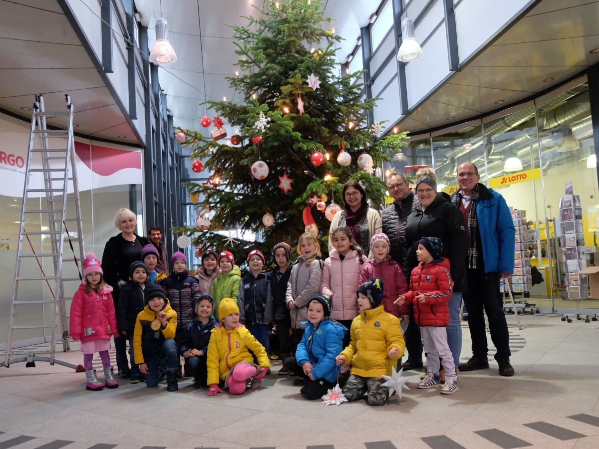 In diesem Jahr findet das traditionelle Weihnachtsbaumschmcken mit den Kindern aus den Kitas Lummerland und Villa Kunterbunt wieder, wie in vielen vorangegangenen Jahren wieder statt. (Foto: KathaBe)