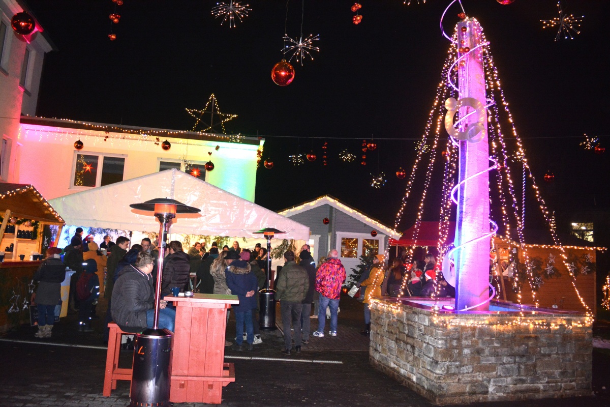 Das "Weihnachtsdorf" in Selters leuchtet in bunten Farben