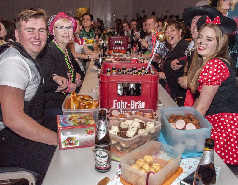 Bei der Biergartensitzung in der Stadthalle von Ransbach-Baumbach war der Name Programm: Was frher als Trockensitzung bekannt war, fand hier in neuer Form seine Neuauflage. Fotos: menzel-online.de