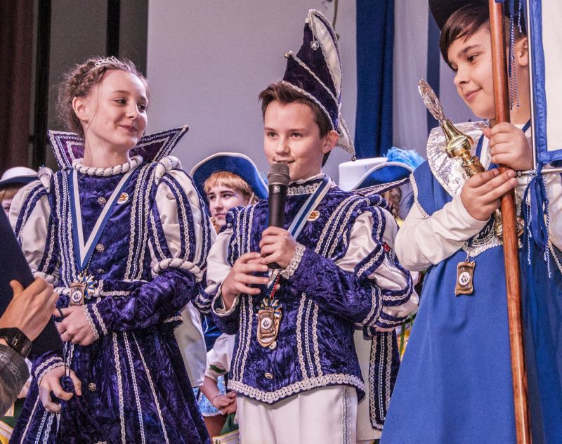 Die Wirgeser Regenten Prinzessin Maria I. von der Unnerbach und Prinz Cedric I. von hinten auf dem Dornberg erffneten den nrrischen Reigen im Wirgeser Brgerhaus am Sonntag. Fotos: menzel-online.de