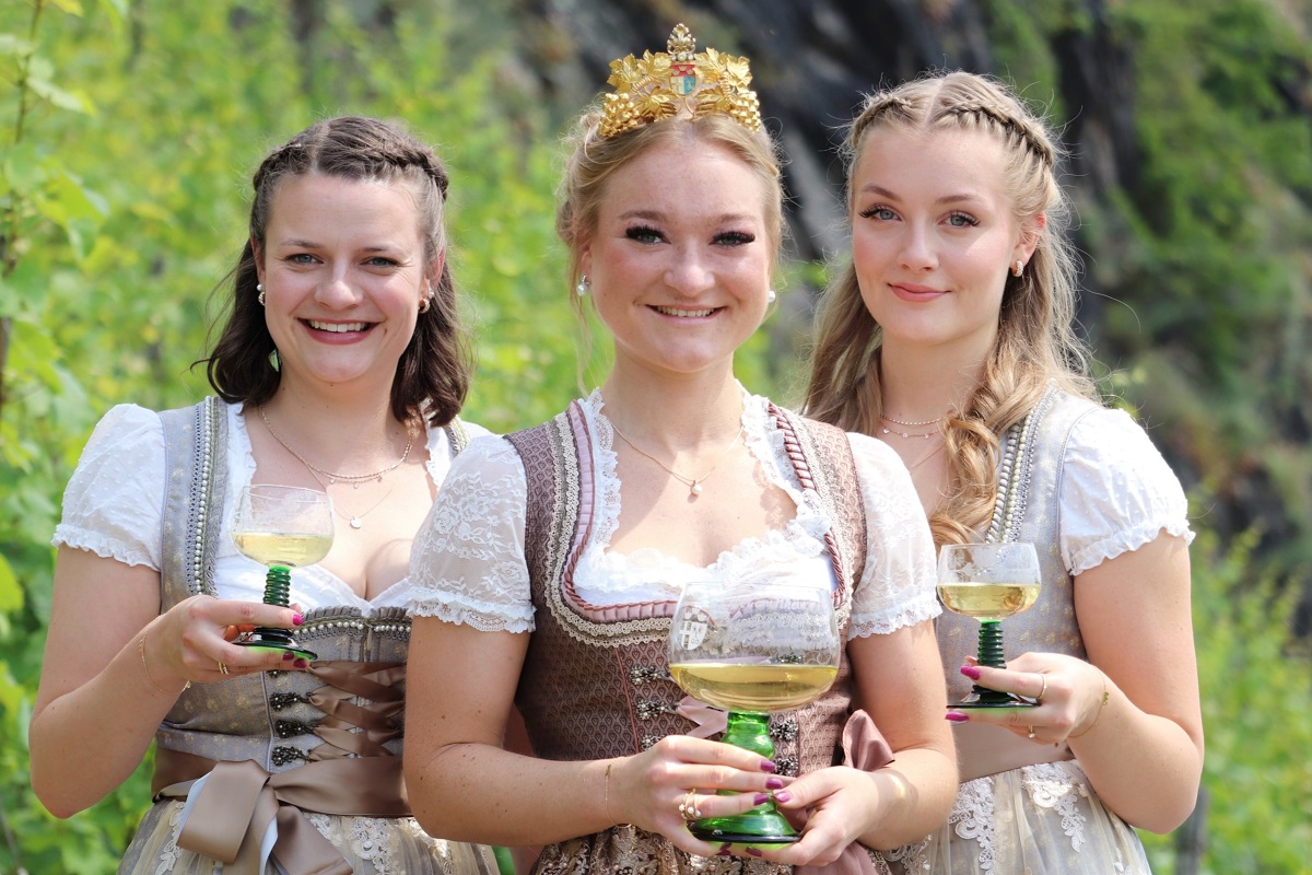 Weinknigin Lara freut sich mit ihren Prinzessinnen Toni und Marie auf das Weinfest. (Foto: Brauchtumsverein "Freunde des Erpeler Weinfestes" e.V.)