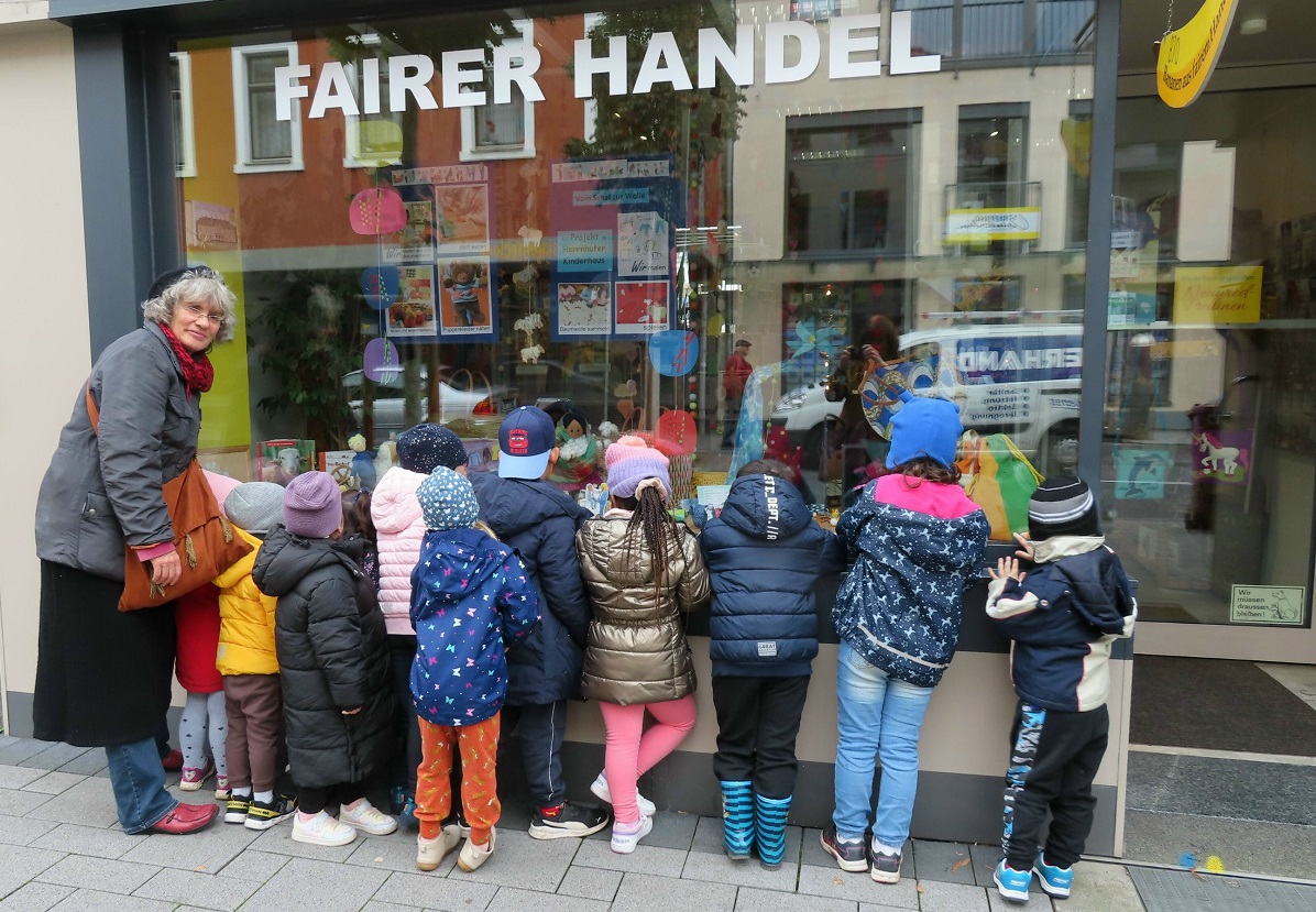 Herrnhuter Kinderhaus gestaltet Schaufenster im Eine-Welt-Laden