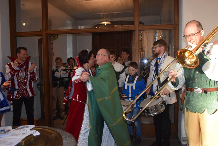 Der Diakon Stephan Schwarz mit der Prinzessin. Fotos: Erwin Hller