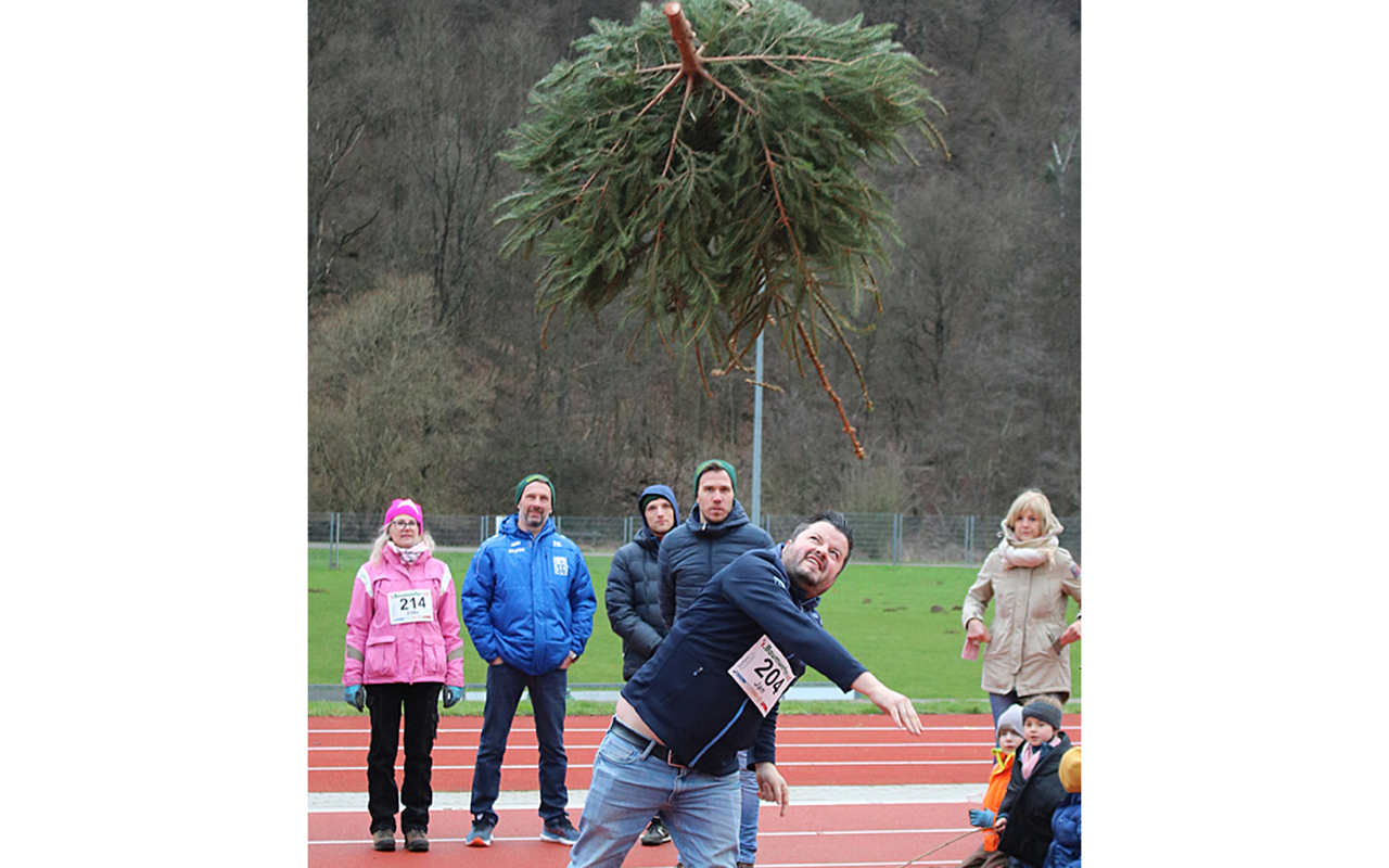 Weihnachtsbaumwerfen - Fliegende Fichten im Weihnachtsdorf Waldbreitbach