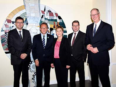 Von links: Markus Kurtseifer, Dr. Ralf Klbach (beide Vorstand Westerwald Bank),  Dr. Theresia Theurl (geschftsfhrende Direktorin des Instituts fr Genossenschaftswesen in Mnster), Andreas Tillmanns (Vorstand Westerwald Bank), Wilhelm Hser (Vorstandssprecher Westerwald Bank). Foto: WW-Bank