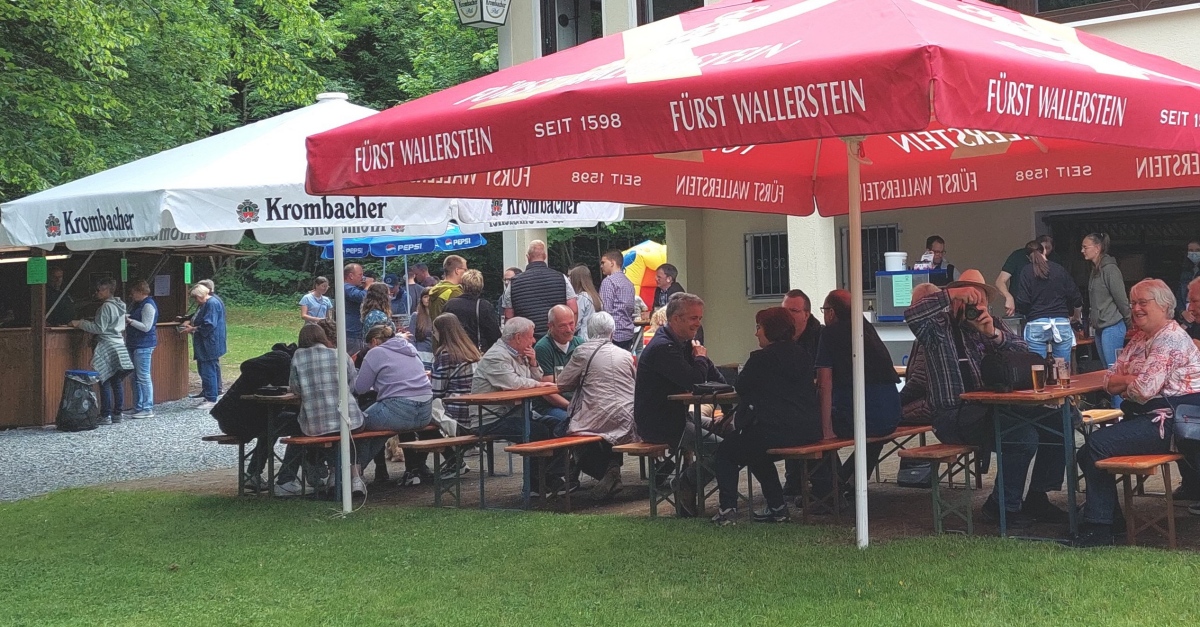 Weit mehr als 100 Besucher genossen das Angebot direkt am Waldrand. (Foto: Schtzenbruderschaft)