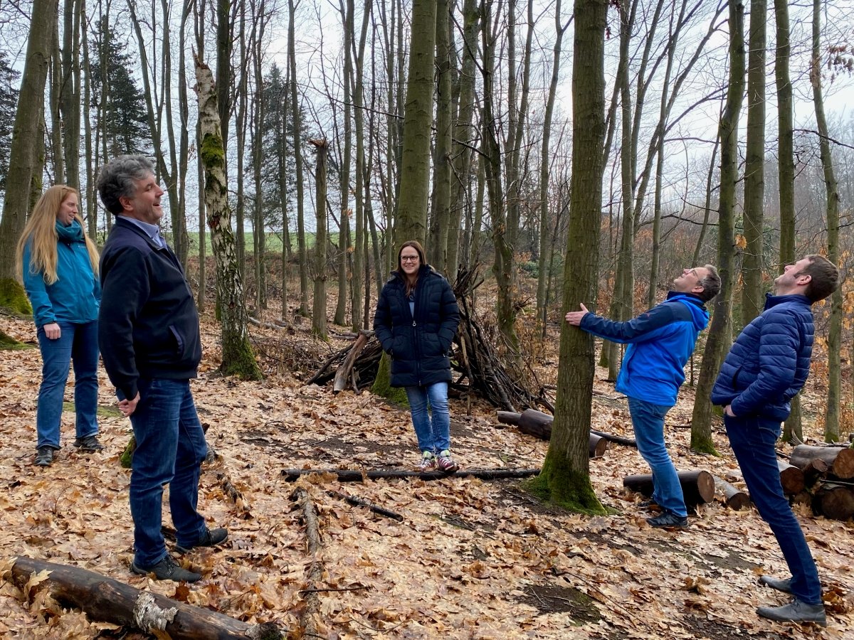 Raus in die Natur! Ab Mai soll es mit der Waldgruppe der Katzwinkeler Kita in Elkhausen losgehen. Darauf freuen sich fr die Kinder schon jetzt. Von links:Jennifer Kemper, Hans-Georg Rieth, Katharina Kreuz, Berno Neuhoff und Markus Wrthen. (Fotos: KathaBe)