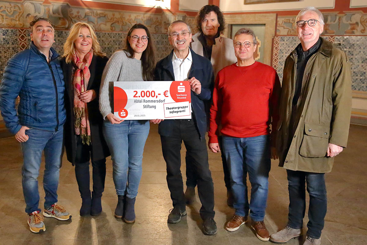 Grund zur Freude bei der Scheckbergabe, Mitglieder der Theatergruppe INFLAGRANTI um Dr. Ute Hartmann (3. v. l.) und der Vorstand der Abtei Rommersdorf-Stiftung mit ihrem Vorsitzenden Dr. Hermann-Josef Richard (4. v. r.). Foto: Wolfgang Hartmann