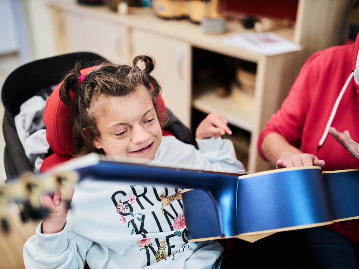 Frieda freut sich, im Kinder- und Jugendhospiz Balthasar gemeinsam mit der Musiktherapeutin auf der Gitarre zu spielen. (Foto: Hospiz)