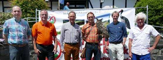 Horst Braun (BI WBL), Udo Otterbach (Sprecher BI WBL), MdB Erwin Rddel, Falkner Georg Weber, Christoph Gehrke (Sprecher BI WBL) und Ornithologe Gerhard Bottenberg (von links). Foto: H.J. Schuh