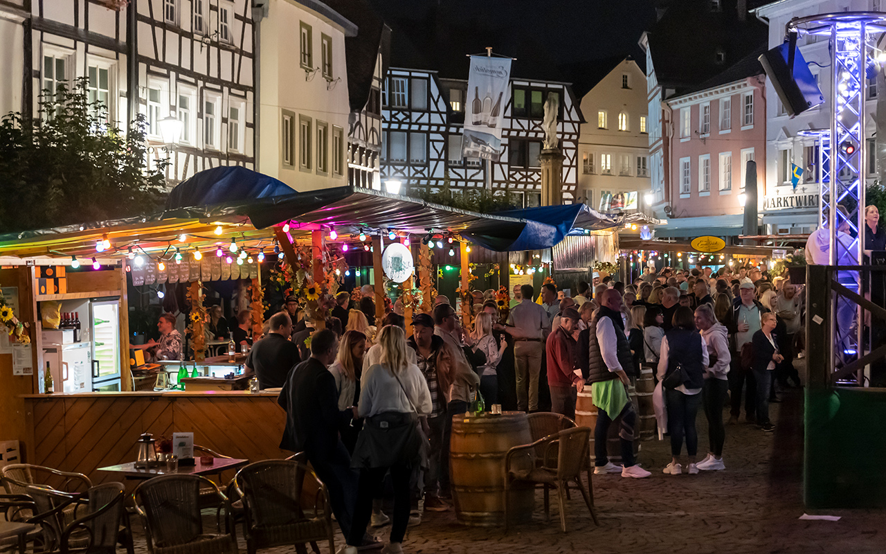 Der Marktplatz wird sich wieder in ein uriges Weindorf verwandeln. (Foto: Creativ Picture H.-W. Lamberz)