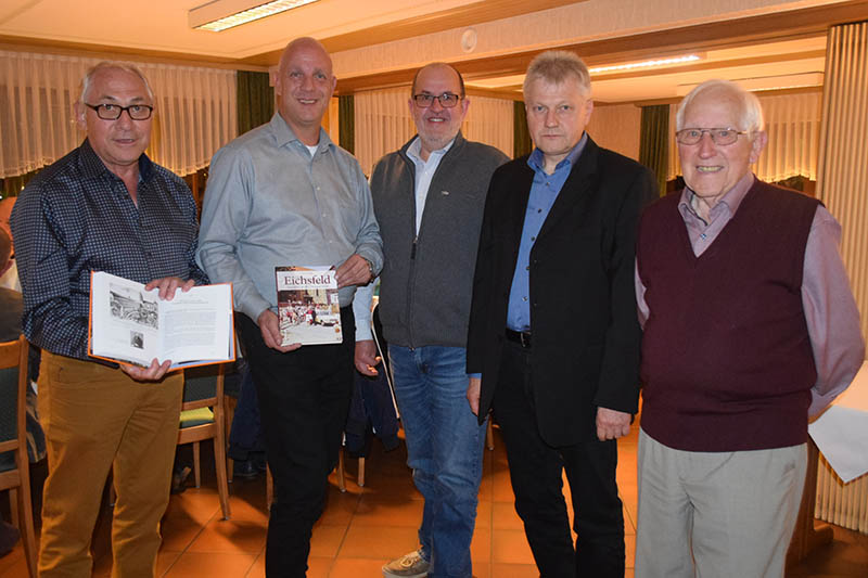 v.l.n.r.: 2.Beigeordneter Helmut Wolff, Brgermeister Martin Buchholz, Beigeordneter Hans Dieter Geiger, Brgermeister Uwe Wagner, Altbrgermeister Josef Rddel. Fotos: Erwin Hller