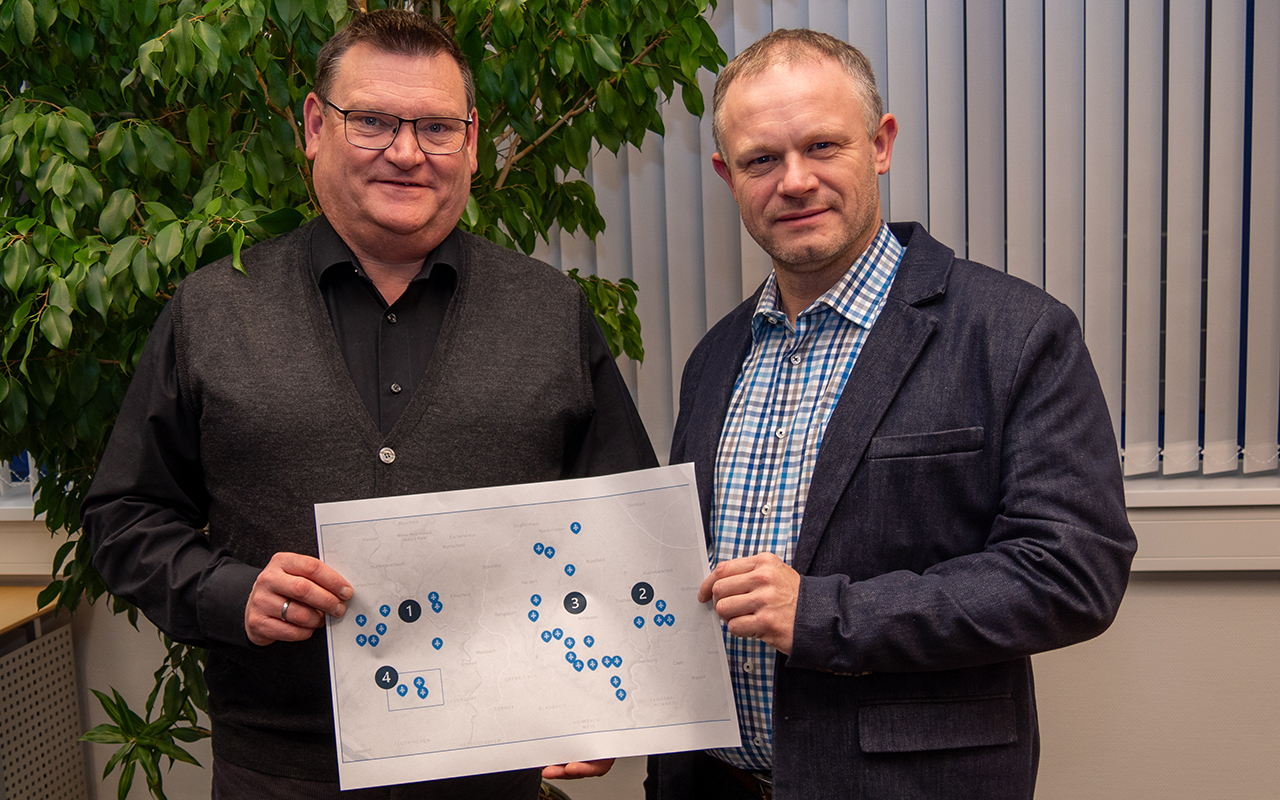 Oberbrgermeister Jan Einig und Stefan Herschbach mit der Karte der mglichen Standorte. Wie viele von den 16 Anlagen, die in den Stadtgrenzen liegen, gebaut werden knnten, lsst sich erst nach zahlreichen intensiven Prfungen sagen. Erwartet wird, dass weitere Standorte wegfallen. (Foto: Gerd Neuwirth/SWN)
