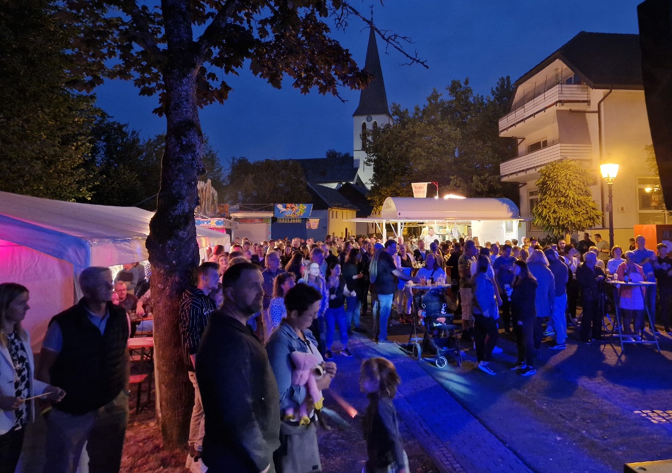 Feierlicher Fassanstich auf der Kirmes in Windhagen am 25. August