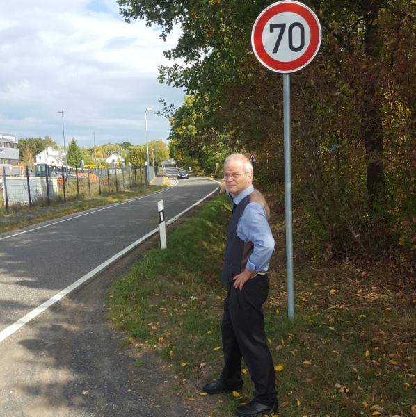 Blick vom mglichen Standort (Hallerbacher Strae in Richtung Ortsmitte) fr das Ortseingangsschild anstatt der nicht hinreichenden Begrenzung auf 70 Stundenkilometer. Fotos: privat