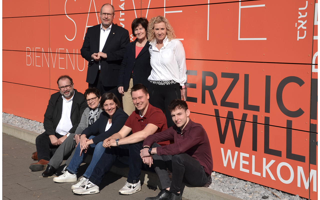 Veranstalter und Gastgeber des Jahresempfangs der Westerwlder Wirtschaft 2023 (v.l.n.r.): Richard Hover, Bernhard Meffert, Elisabeth Schubert, Katharina Schlag, Brbel Labonte, Julian Gro, Martina Dring und Niklas Hlper. (Foto: Bernhard Meffert/Raiffeisen-Campus)