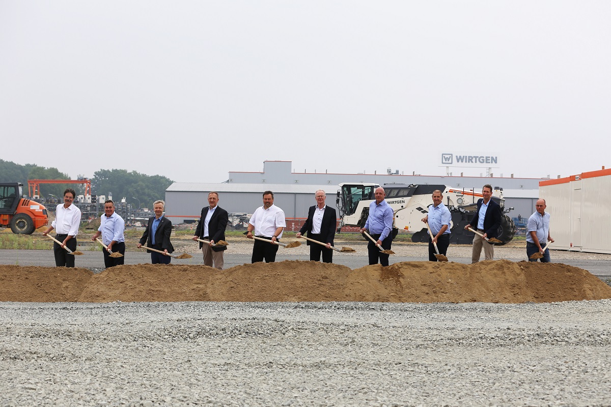 Der Spatenstich bildet den offiziellen Auftakt fr das neue Entwicklungs- und Innovationscenter von Wirtgen. (Foto: Wirtgen Group)