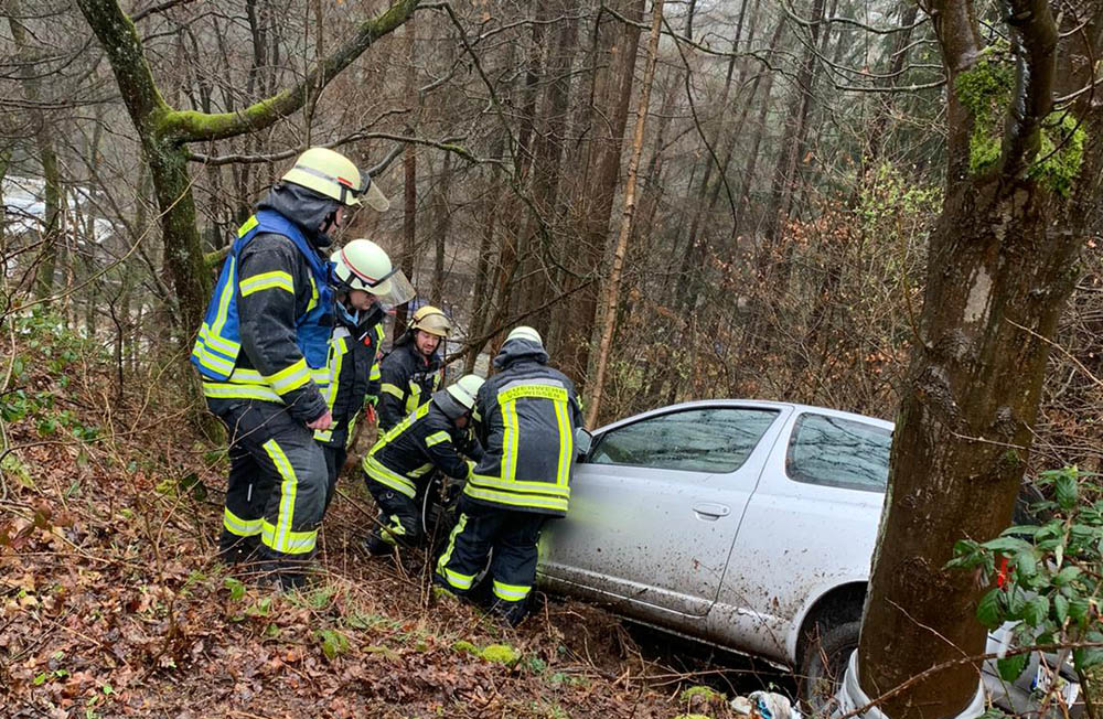 Der PKW wurde gegen das Abrutschen gesichert. (Foto: FW Wissen)