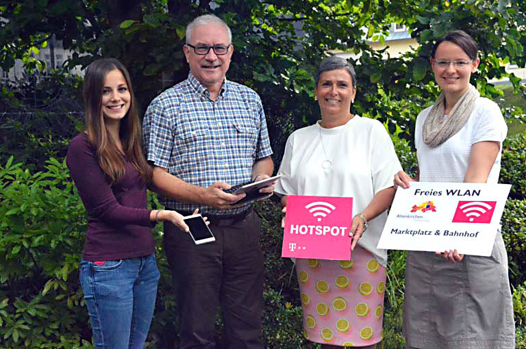 Von rechts: Lydia Litke, (Bauamt Altenkirchen), Katja Lang, Heijo Hfer und eine Gastauszubildende. Foto: kk