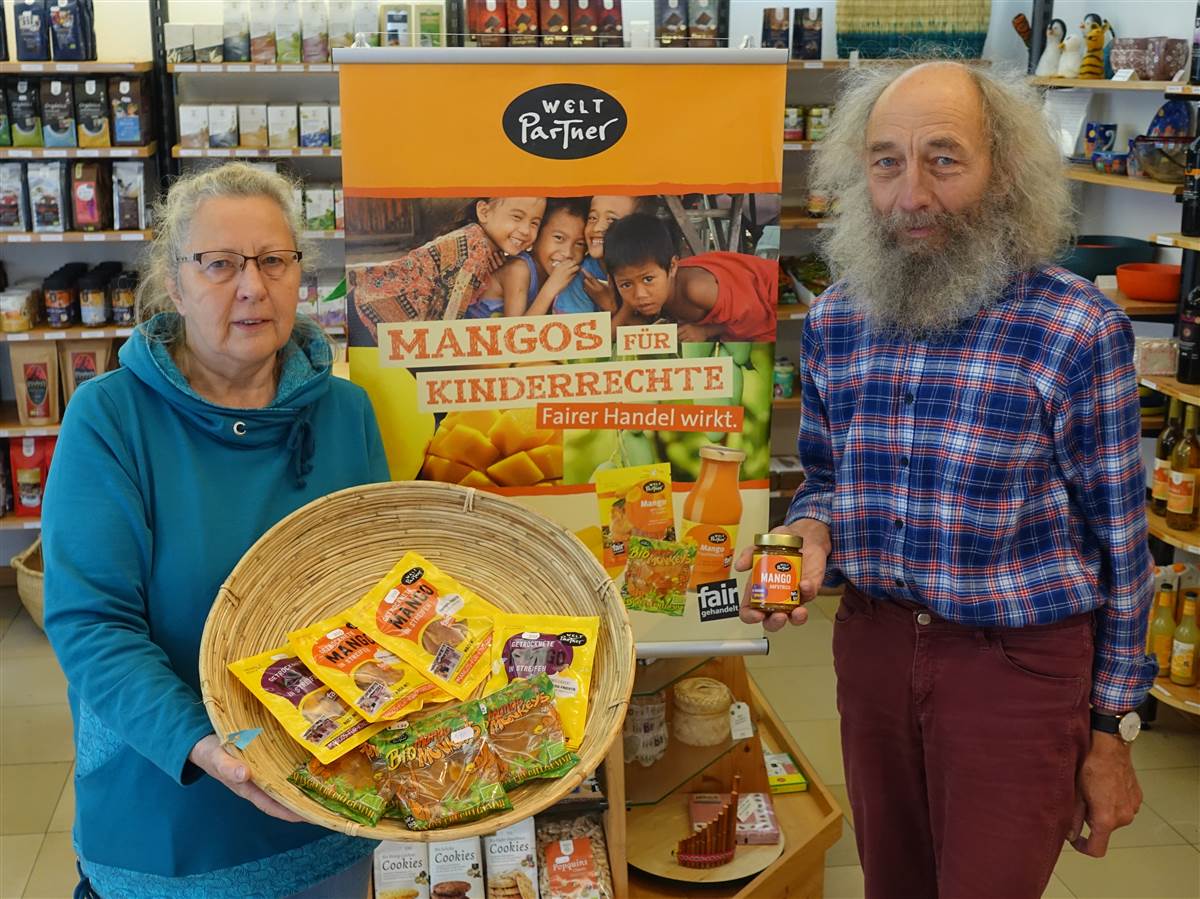 Die Mitarbeiter des Weltladen Ramona und Hermann Hesse prsentieren die Aktion Schutzengel. (Foto: Weltladen)