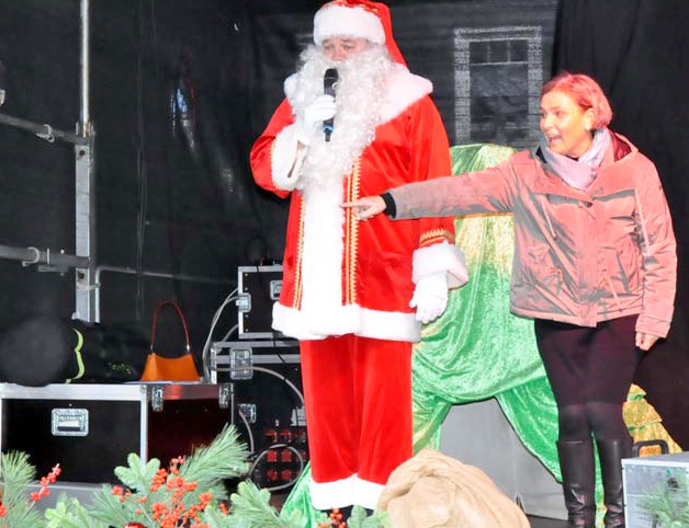 Aktionskreisvorsitzende Katja Lang untersttzt den Weihnachtsmann. (Foto: kk)