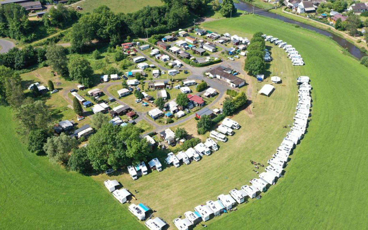 Die Luftbildaufnahme zeigt die eindrucksvolle Kulisse des Wohnmobiltreffens auf dem Robacher Campingplatz "Bocher Platz".(Foto: Norbert Kasper)