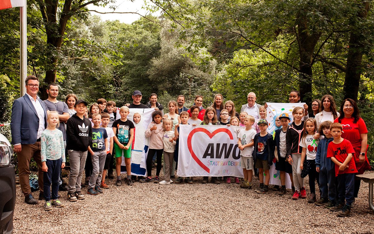 Brgermeister Peter Jung und der Prsidiumsvorsitzende der AWO Neuwied, Fredi Winter, zu Besuch bei der Ferienfreizeit. (Foto: AWO Kreisverband)