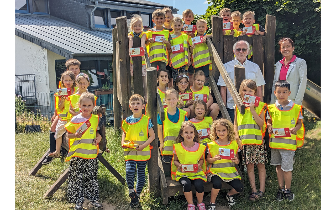 Die Vorschulkinder der Evangelischen Kita "Pfarrer Nink" in Westerburg mit Werner Kraus, Bezirksverkehrswacht Montabaur und Jasmin Stiltz, Sparkasse Westerwald-Sieg. (Foto: SK Westerwald-Sieg)