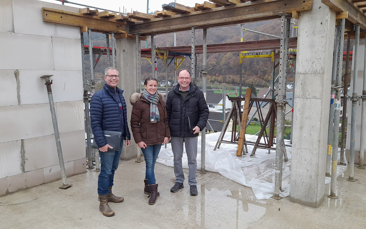 Ortsbrgermeister Thomas Boden (rechts) informiert sich vor Ort bei Jan und Alina Plag (v. l. n. r.) ber den Baufortschritt und die weiteren Planungen fr das Ortsbild prgende Objekt. (Fotos: Ortsgemeinde)
