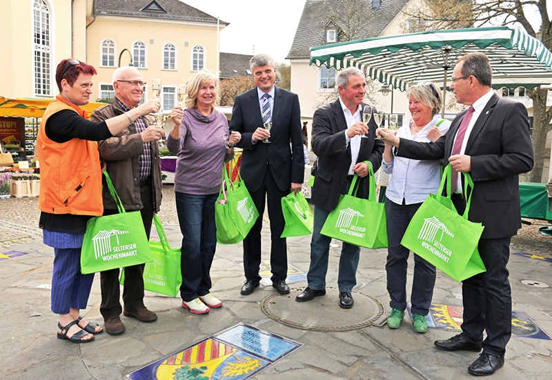 Stoen auf den erfolgreichen Start des Selterser Wochenmarktes an: Stadtsekretrin Hannelore Adam, Beigeordneter Gnter Weihoff, Vorsitzende des Gewerbevereins Madelon Bhlinger, Brgermeister Klaus Mller, Stadtbrgermeister Rolf Jung, Marktleiterin Walburga Hummerich und Wilfried Noll von der Wirtschaftsfrderungsgesellschaft Westerwald.
