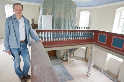 Pfarrer Gert Rehfeld will am Sonntag, 23. September die Wlferlinger Kirche mit einem Festgottesdienst wiedererffnen. Foto: Peter Bongard