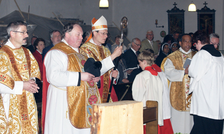 Zum Antrittsbesuch im Kreisdekanat Altenkirchen: Erzbischof Rainer Maria Kardinal Woelki in der Pfarrkirche Kreuzerhhung mit Kreisdechant Pfarrer Martin Krten. Fotos: Helga Wienand-Schmidt