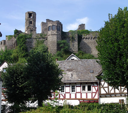 Der Parkplatz unterhalb der Burgruine in Altwied ist der Treffpunkt fr die Frstenweg-Wanderer. Foto: Privat