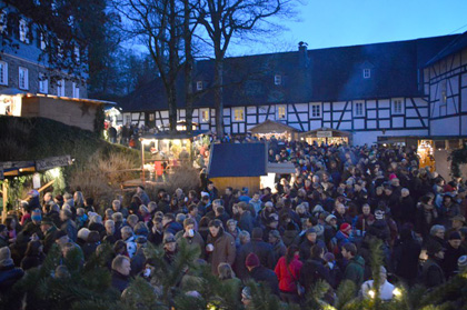 Die gemtliche und unverwechselbare Atmosphre des Schnsteiner Weihnachtsmarktes lockte zahlreiche Gste und es war am Sonntag rappelvoll im Schlosshof. Fotos: Manfred Hundhausen