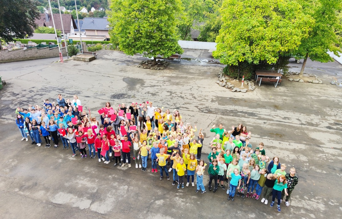 Getreu dem Motto "Das WTG ist bunt", kamen die neuen Fnftklssler in bunten T-Shirts. (Foto: privat)