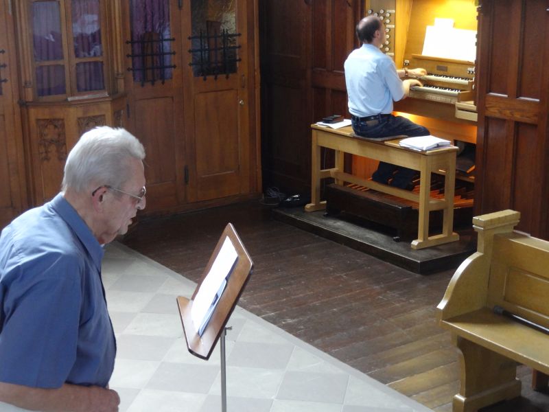 Ralf Cieslik an der Orgel und Snger Hermann Lamy gefielen den Senioren im Buchfinkenland. Foto: privat.