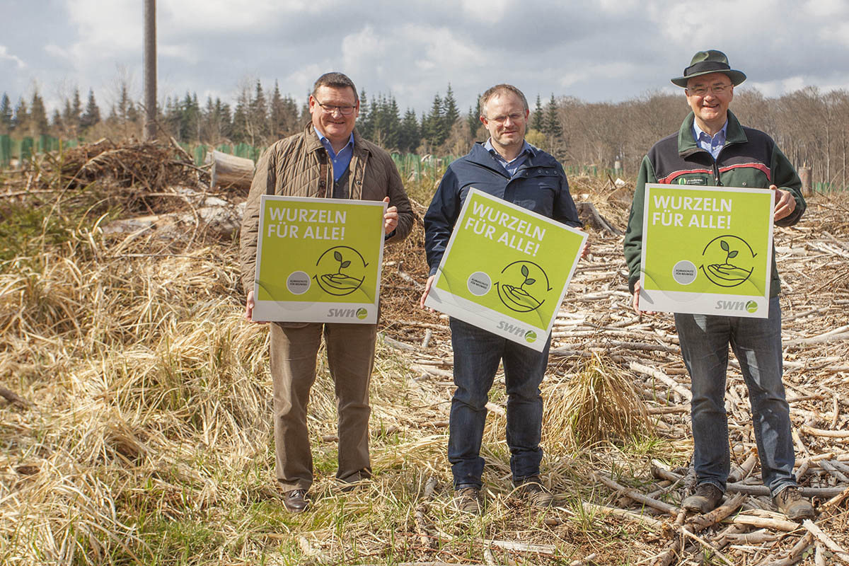 Von links: Stefan Herschbach, Jan Einig und Uwe Hoffmann beim Start der Pflanzaktion. Archivfoto: Wolfgang Tischler