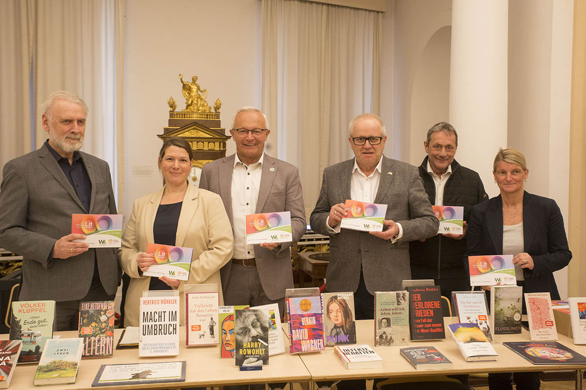 Von links: Katharina Robach, Prof. Dr. Jrgen Hardeck, Achim Hallerbach, Dr. Peter Enders, Achim Schwickert und Vorstndin von Wir Westerwlder Sandra Kster. Foto: Helmi Tischler-Venter