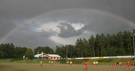 Westerwlder Httenschmaus und zwei Lokalderbys locken am 3. Oktober auf die Waldsportanlage \"Hohe Grete\" Foto: Karl-Peter Schabernack