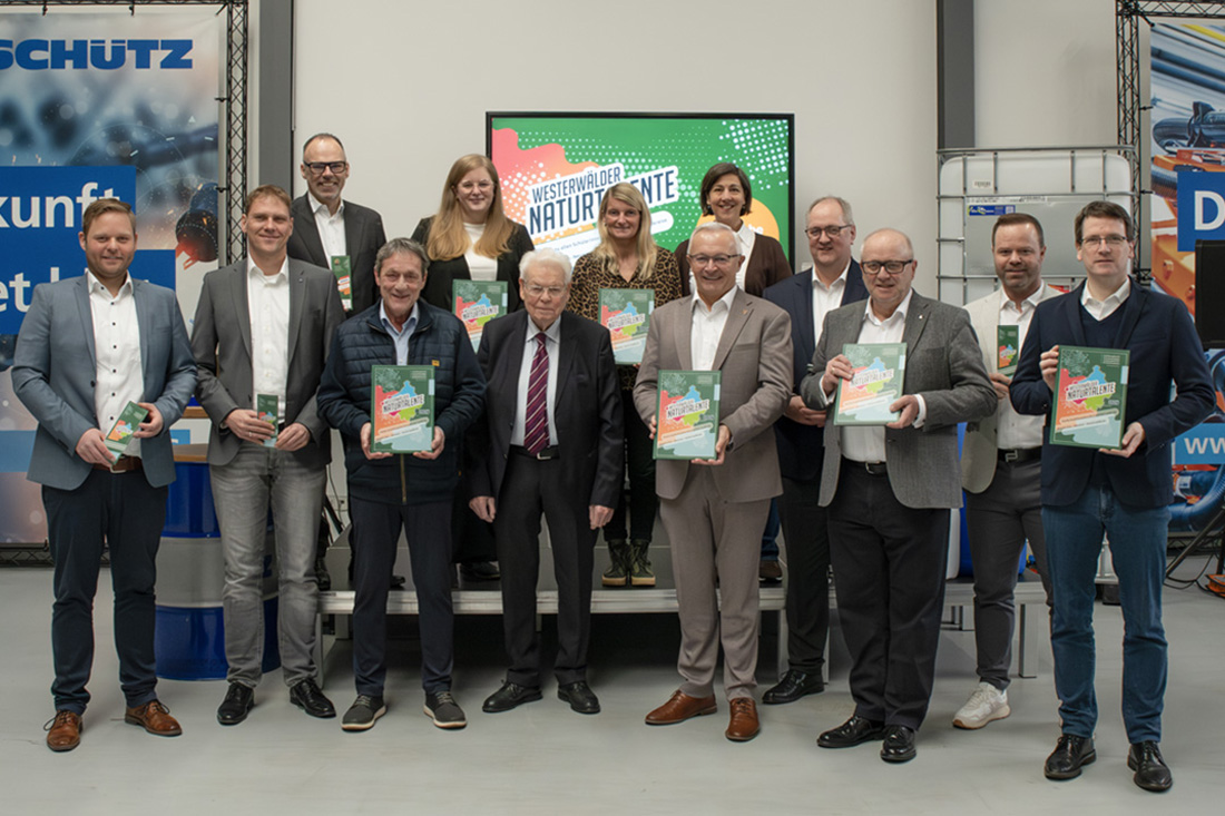 Prsentierten die "Westerwlder Naturtalente" in der 5. Auflage (vorne von links): Sven Becker (Schtz GmbH & Co. KGaA), Lars Kober (WF Kreis Altenkirchen), Achim Schwickert (Landrat Westerwaldkreis), Winfried Heibel (Geschftsfhrer der Schtz GmbH & Co. KGaA), Achim Hallerbach (Landrat Kreis Neuwied), Jrgen Marx (Schtz GmbH & Co. KGaA), Dr. Peter Enders (Landrat Kreis Altenkirchen), Patrick Schumacher (ATTENTIO Online- & Werbeagentur GmbH), Harald Schmillen (WFG Kreis Neuwied). Hinten von links: Andreas Grg (Sparkasse Westerwald-Sieg), Saskia Schumacher (ATTENTIO Online- & Werbeagentur GmbH), Sandra Kster (Wir Westerwlder gAR), Katharina Schlag (WFG Westerwaldkreis). Foto: Andreas Linder